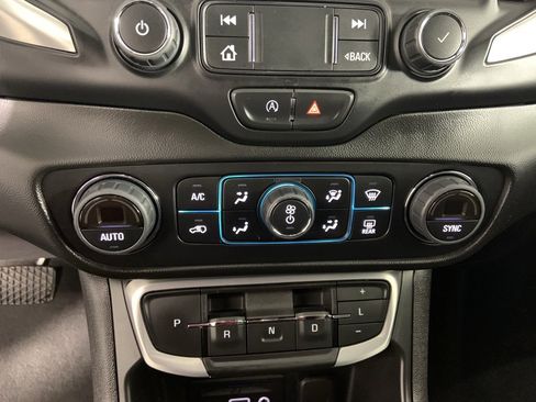 Used 2022 GMC Terrain SLT image 13