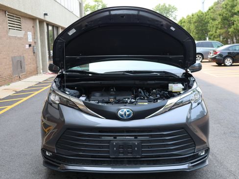 Used 2025 Toyota Sienna XLE FWD image 13