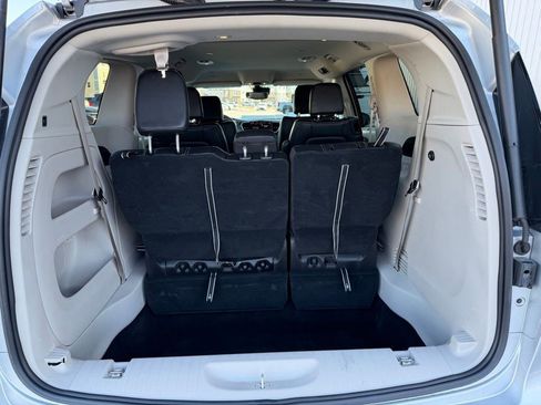 Used 2024 Chrysler Pacifica Touring-L image 18