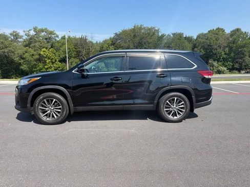 Used 2019 Toyota Highlander XLE AWD/4WD image 3
