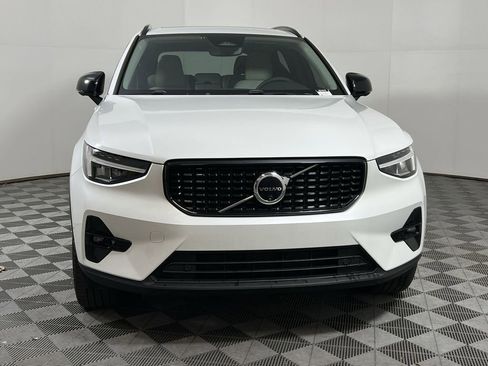 Used 2024 Volvo XC40 B5 Plus image 4