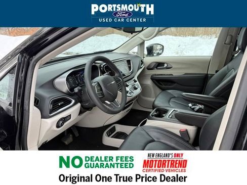 Used 2024 Chrysler Pacifica Touring-L image 4