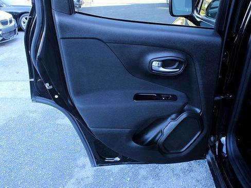 Used 2019 Jeep Renegade Latitude w/ Popular Equipment Group image 18