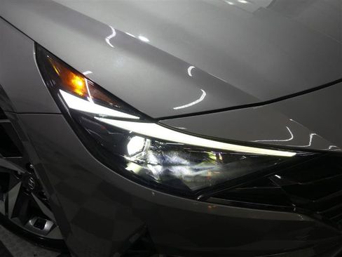 Used 2022 Hyundai Elantra Limited FWD image 15