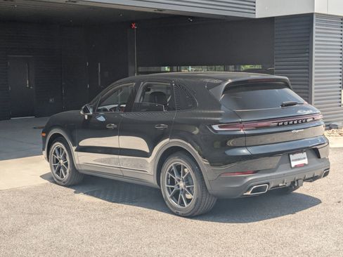 Used 2025 Porsche Cayenne image 3