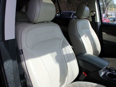 Used 2017 Ford Explorer Platinum image 29