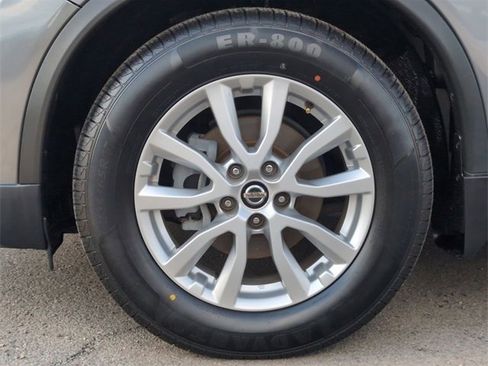 Used 2018 Nissan Rogue SV w/ Premium Package image 32