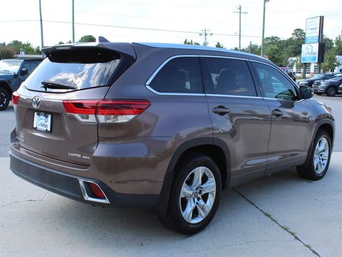 Used 2018 Toyota Highlander Limited AWD/4WD image 5