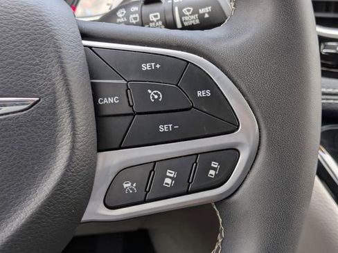 Used 2023 Chrysler Pacifica Touring-L FWD image 27