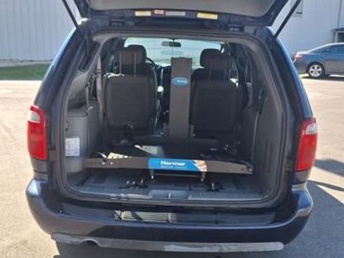 Used 2005 Chrysler Town & Country Touring image 13