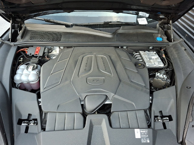 Certified 2025 Porsche Cayenne Coupe AWD/4WD image 30