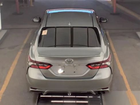 Used 2021 Toyota Camry SE FWD image 3