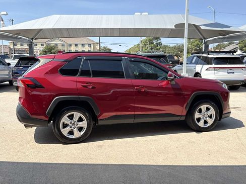 Used 2019 Toyota RAV4 XLE w/ Convenience Package FWD image 9
