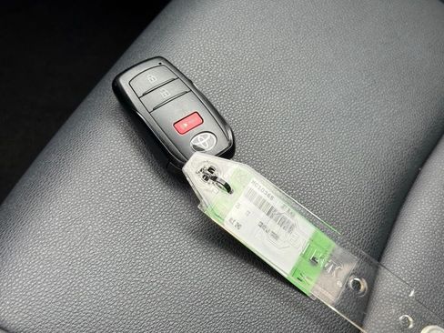 Used 2025 Toyota Corolla Cross XLE FWD image 38