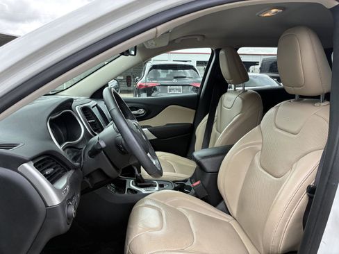 Used 2017 Jeep Cherokee Limited w/ Luxury Group FWD image 5