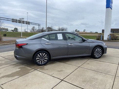 Used 2024 Nissan Altima 2.5 SV image 11