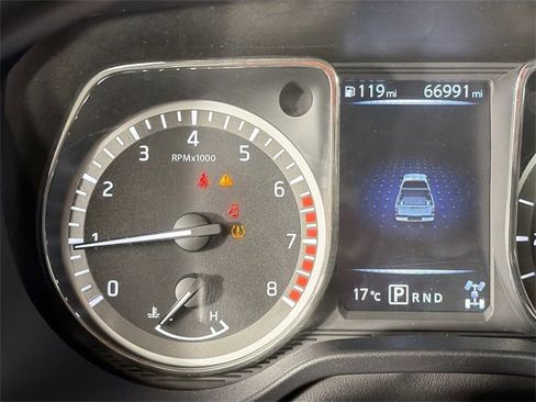 Used 2018 Nissan Titan SV image 12