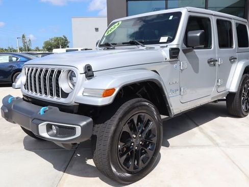 Used 2024 Jeep Wrangler Unlimited Sahara AWD/4WD image 8