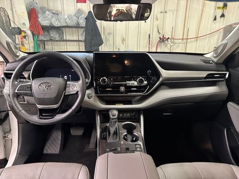 Used 2023 Toyota Highlander Limited image 11