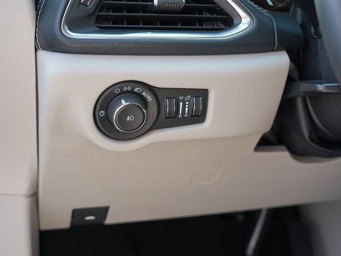Used 2023 Chrysler Pacifica Limited FWD image 17