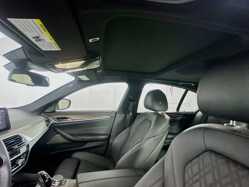 Used 2022 BMW 530i w/ Premium Package image 25