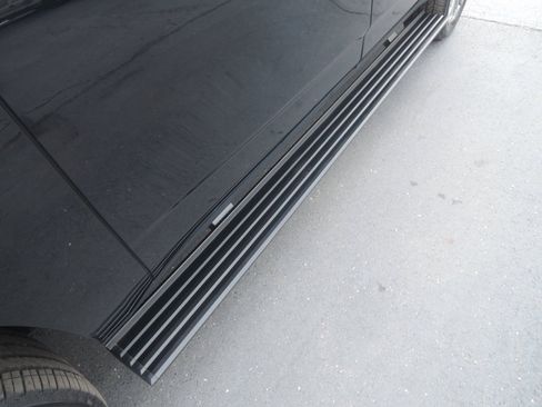 Used 2025 Chevrolet Suburban High Country image 40