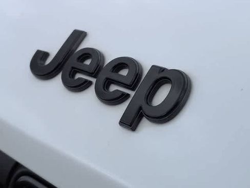 Used 2025 Jeep Grand Cherokee Altitude image 12