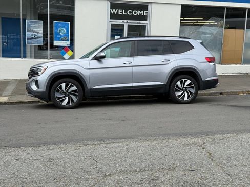 Used 2024 Volkswagen Atlas SE AWD/4WD image 3