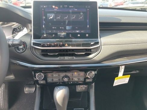 Used 2024 Jeep Compass Latitude w/ Sun and Sound Group AWD/4WD image 33