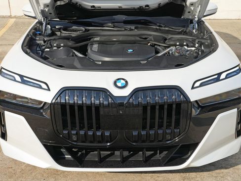 Used 2023 BMW 740i w/ Parking Assistance Package RWD image 8