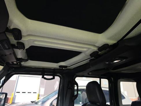 Used 2018 Jeep Wrangler Unlimited Sahara AWD/4WD image 14