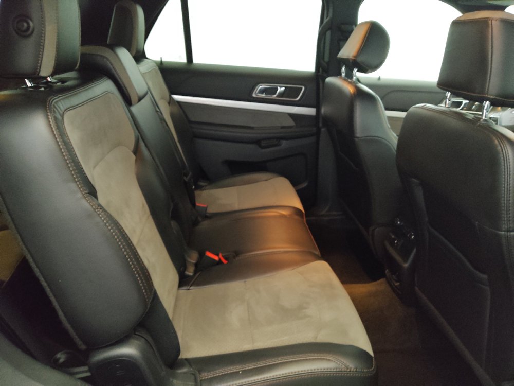 Used 2017 Ford Explorer XLT w/ Equipment Group 202A AWD/4WD image 19