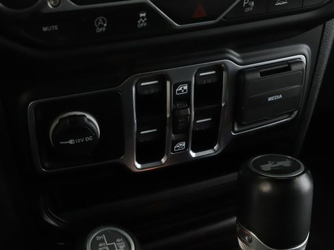 Used 2022 Jeep Wrangler Unlimited Sahara AWD/4WD image 16
