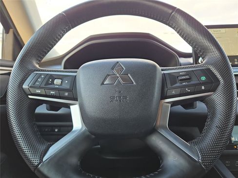 Used 2023 Mitsubishi Outlander SE image 12