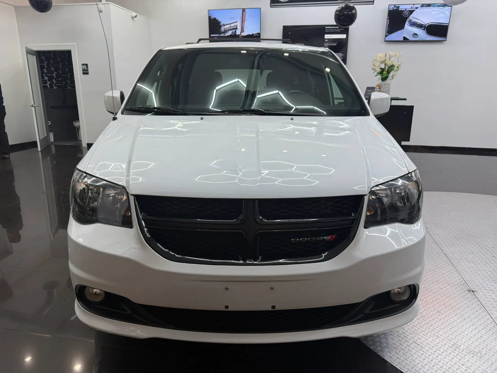 Used 2019 Dodge Grand Caravan SXT w/ Driver Convenience Group FWD image 1