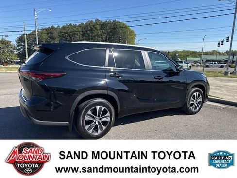 Used 2024 Toyota Highlander XLE image 3