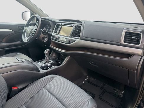 Used 2019 Toyota Highlander Plus AWD/4WD image 34