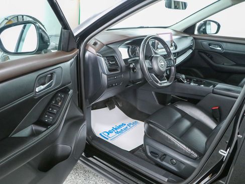 Used 2023 Nissan Rogue SV w/ SV Premium B Package FWD image 3