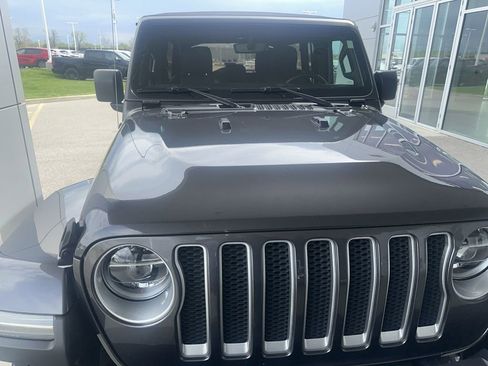 Used 2018 Jeep Wrangler Unlimited Sahara image 3