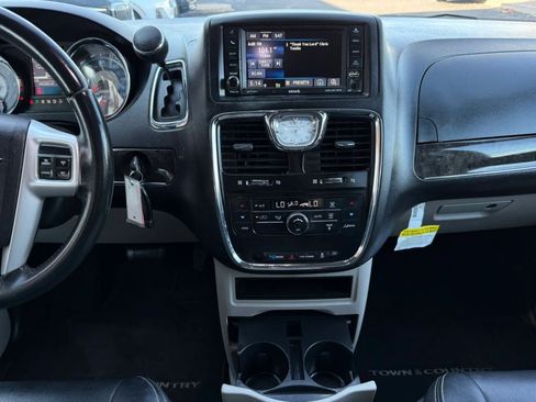 Used 2016 Chrysler Town & Country Touring FWD image 53