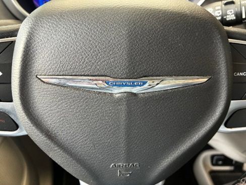 Used 2020 Chrysler Pacifica Touring-L FWD image 20