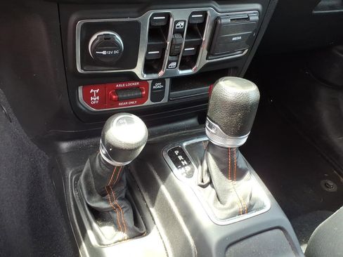 Used 2023 Jeep Gladiator Mojave w/ Cold Weather Group AWD/4WD image 9