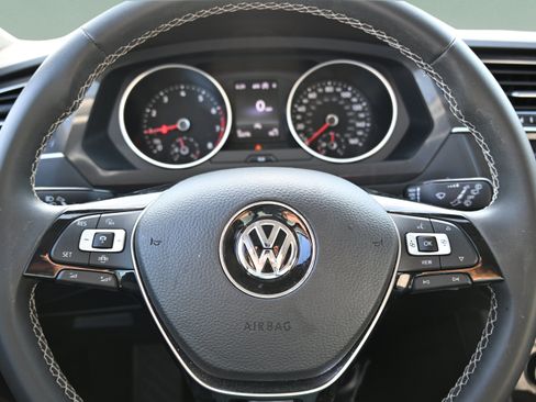 Used 2021 Volkswagen Tiguan SE w/ Panoramic Sunroof Package FWD image 30