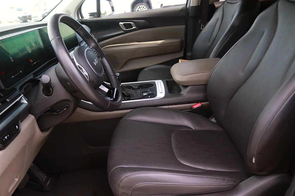 Used 2025 Kia Carnival FWD image 13