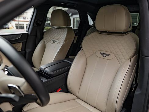 Used 2022 Bentley Bentayga image 25