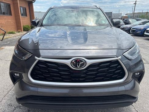 Used 2023 Toyota Highlander XLE AWD/4WD image 3