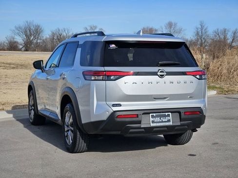 Used 2025 Nissan Pathfinder SV image 5
