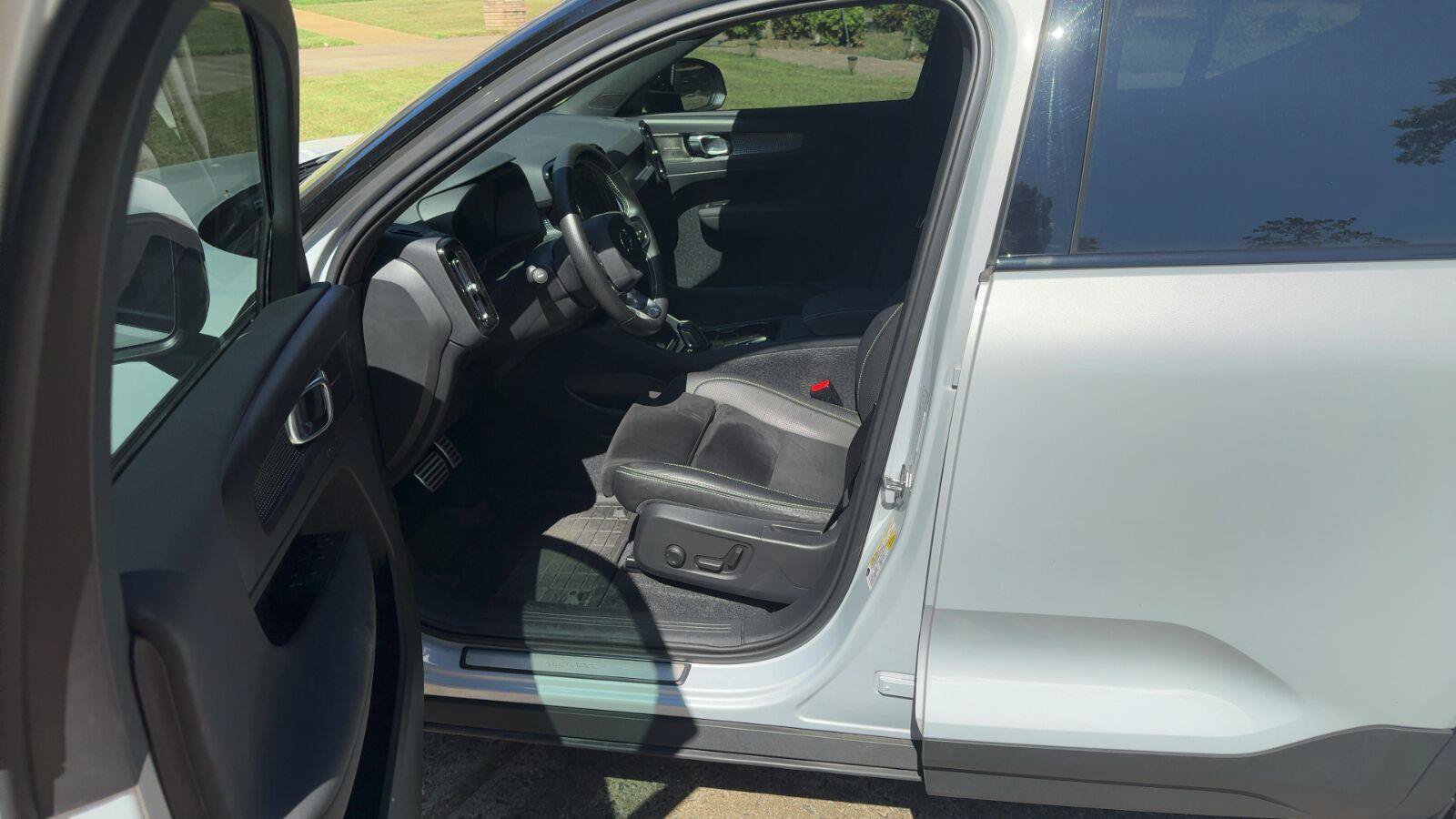 Used 2021 Volvo XC40 P8 Recharge w/ Advanced Package AWD/4WD image 5
