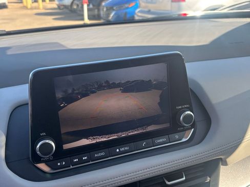 Used 2025 Nissan Rogue SV FWD image 25