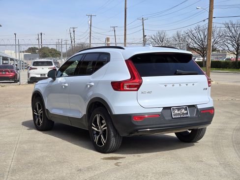 Used 2024 Volvo XC40 B5 Core image 4